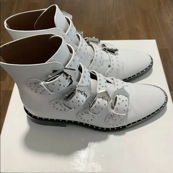 GIVENCHY PARIS White Leather studded Ankle Boots Sz 38.5.

To Lust For!!! - Picture 2 of 10